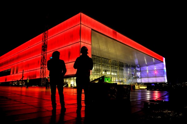 Prueba de luces exteriores del Antel Arena. || Javier Calvelo