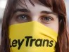 Entrega de pañuelos de la Campaña Nacional por la Ley Integral para Personas Trans, en el Callejón de la Universidad. || Santiago Mazzarovich