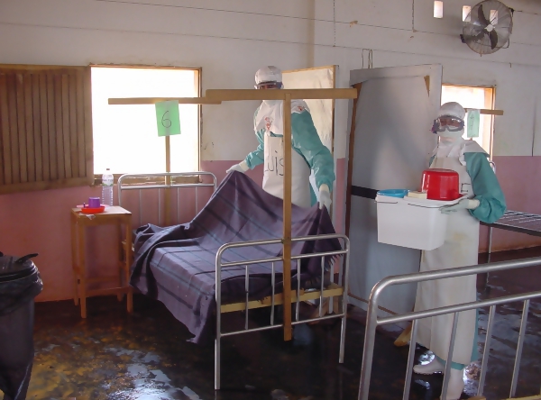 2005, Fiebre de Marburg en Angola || Un brote de esta letal y altamente contagiosa fiebre hemorrágica dispara todas las alarmas en el país. MSF, la única organización humanitaria que interviene en la emergencia, envía a sus equipos para aliviar a los enfermos y detener la epidemia. || MSF