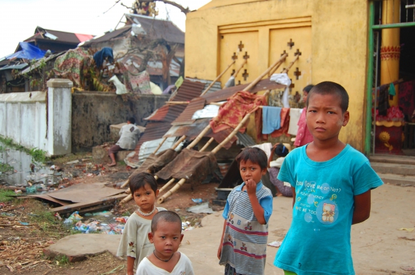 2008, Ciclón Nargis en Myanmar || La catástrofe deja a su paso decenas de miles de muertos y muchas más personas sin hogar. MSF es de las pocas organizaciones internacionales en el país y responde a la emergencia pese a las restricciones impuestas por la junta militar en el poder. || MSF