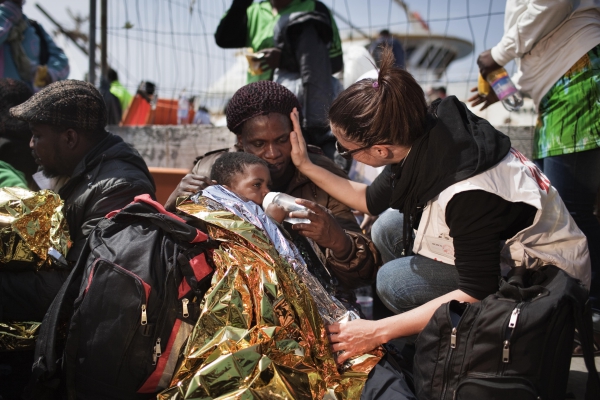 2011, Conflicto en Libia || Miles de personas huyen de Libia escapando de los enfrentamientos internos y de los bombardeos de la OTAN. MSF brinda atención y suministros en Libia y atiende a migrantes en centros de recepción en Italia y Túnez. También denuncia el trato degradante || Mattia Insolera