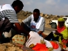 2007, Refugiados somalíes y etíopes en Yemen || Miles de refugiados que huyen de la guerra y el hambre en el Cuerno de África llegan a las playas yemeníes tras una peligrosa travesía por mar. Muchos pierden la vida en el intento. MSF presta asistencia médica y psicológica a los supervivientes. || Michael Goldfarb