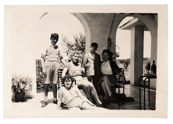 A la derecha: Alfredo Zitarrosa y su madrina. Al centro: la hermana de su madrina. A la izquierda: Roberto Raimon; adelante “Poupée”, ambos primos de Zitarrosa. Santiago Vázquez. Años 1944-1946. || Autor: S.d - Archivo Zitarrosa