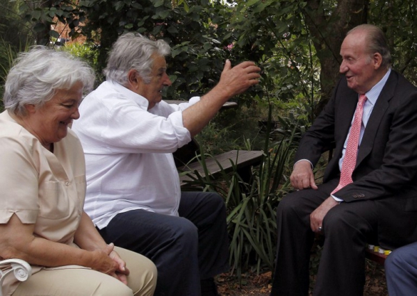 Mujica y Juan Carlos en la chacra || AFP