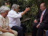Mujica y Juan Carlos en la chacra || AFP