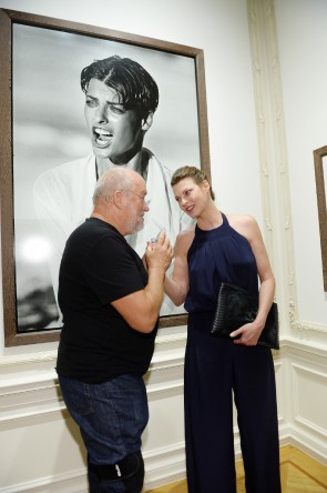 Linda Evangelista junto a Peter Lindbergh frente a su retrato (AFP)