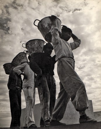 Sin título (obreros durante la construcción de la Facultad de Arquitectura). Año 1945 (aprox.). Gelatina y plata sobre plástico. || Jeanne Mandello. Archivo de Isabel Mandello.