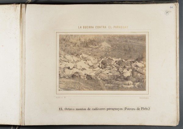 “Octavo montón de cadáveres paraguayos (Potrero de Piris)”, Tuyuty, Paraguay. Junio-julio de 1866. Albúmina. 26,5 x 35 cm. Archivo: MHN/CIÁlbum 62. || Javier López / Bate y Ca.