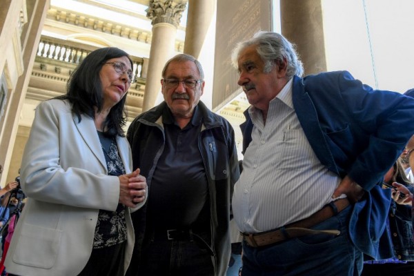 Henry Engler y José Mujica junto a la viuda de Viglietti, Lourdes Villafana. || PABLO PORCIUNCULA / AFP