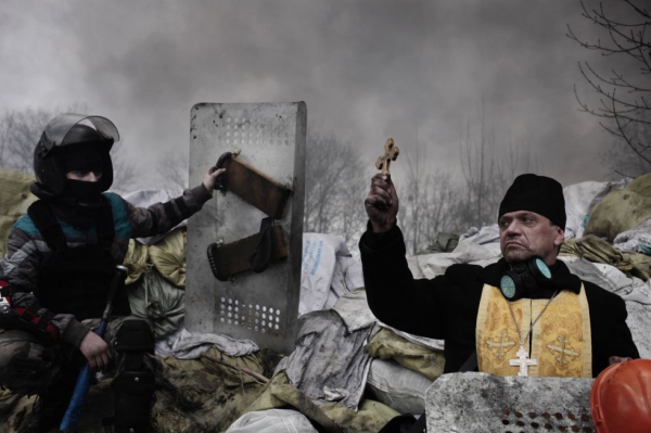 Sacerdote bendice a manifestantes en Ucrania || JEROME SESSINI (AP)