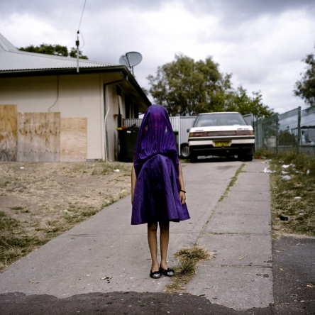 Una niña esperando el ómnibus en Gales || RAPHAELA ROSELLA/OCULI