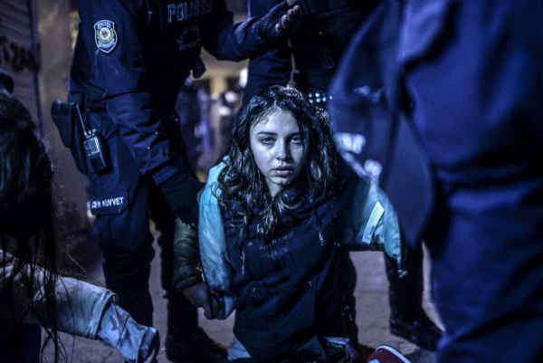 Disturbios entre manifestantes y policía en Estambul || BULENT KILIC / AFP (EFE)