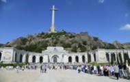 Portal 180 - Por morbo o curiosidad antes de su traslado, la tumba de Franco atrae miles de visitantes
