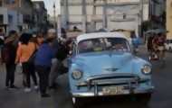 Portal 180 - Los viejos taxis de Cuba se enfrentan a nuevas normas y se complica el transporte​