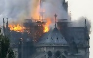 Portal 180 - Incendio en curso en la catedral Notre Dame de París