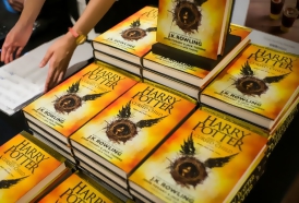 Portal 180 - De Nueva York a Singapur, los fans hacen cola por el nuevo libro de Harry Potter