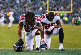 Portal 180 - De pie en la cancha o arrodillados en el vestuario: NFL restringe protestas al himno