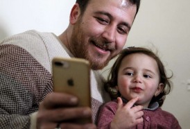 Portal 180 - Siria: padre enseña a su hija a reirse de las bombas, “a la espera de una vida decente”