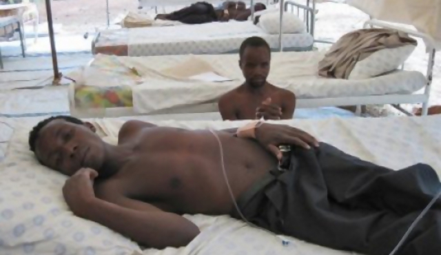 Achacan a Gran Bretaña el cólera de Zimbabue