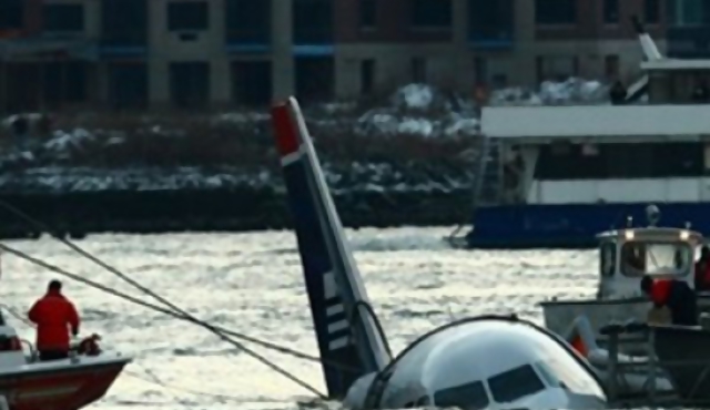 Avión cae al Hudson sin causar muertes