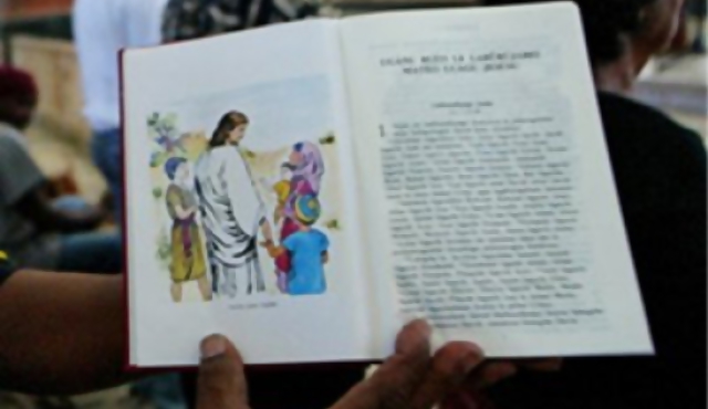 Sacerdote dejó hábitos porque rehusa creer en Adán y Eva 