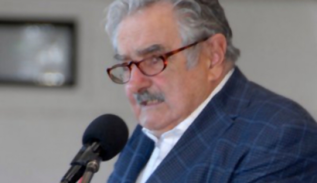 Mujica pidió que no se cargue al Ejército con “mochilas del pasado”