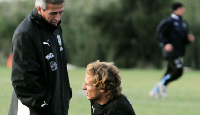 La clasificación del Atlético complica la llegada de Forlán