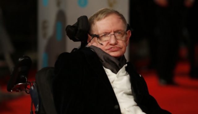 Hawking felicita a actor que lo interpreta