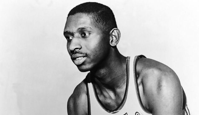 Fallece el primer basquetbolista negro de la NBA