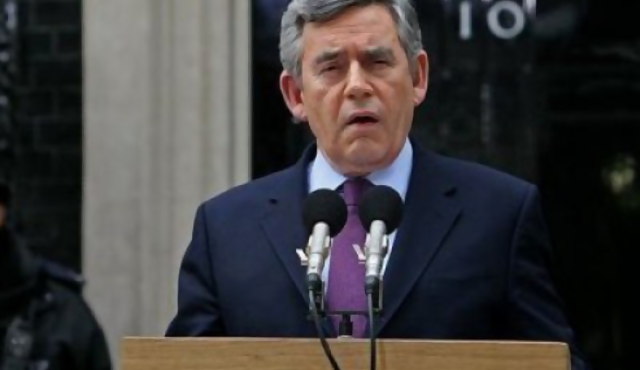 Gordon Brown renuncia a su cargo 