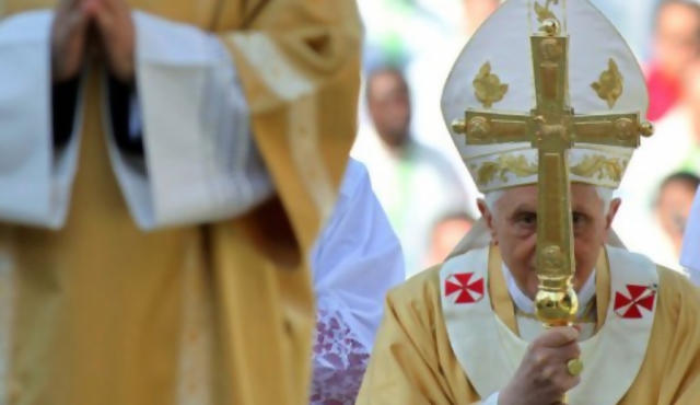 Unos 500.000 fieles oran con el Papa en Fátima  