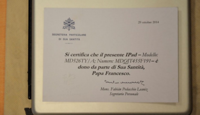 Subastan el iPad del papa en Uruguay 