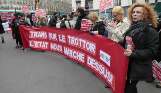 Prostitutas se manifiestan en París contra la penalización de su trabajo