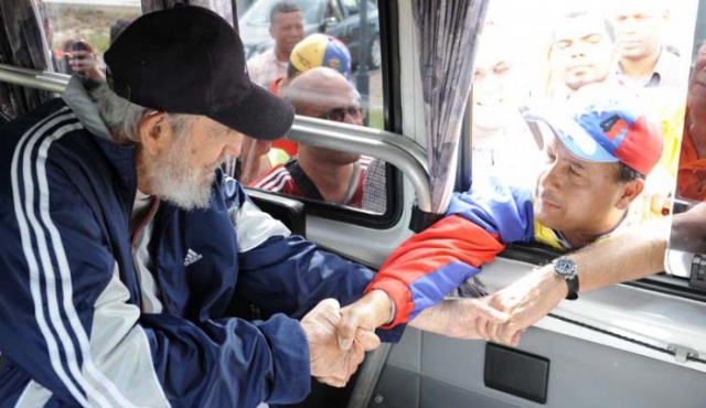Fidel Castro reaparece en público tras ausencia de 14 meses