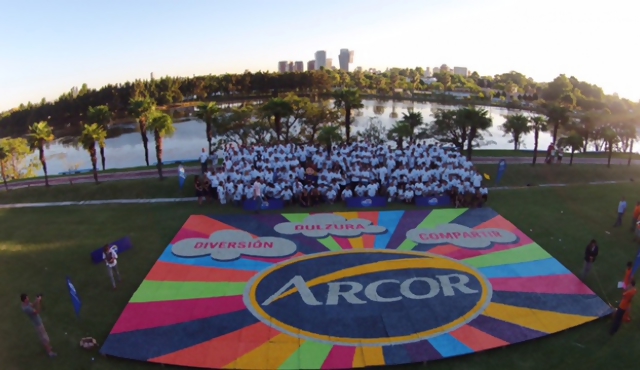Arcor creó el mosaico de caramelos más grande del mundo