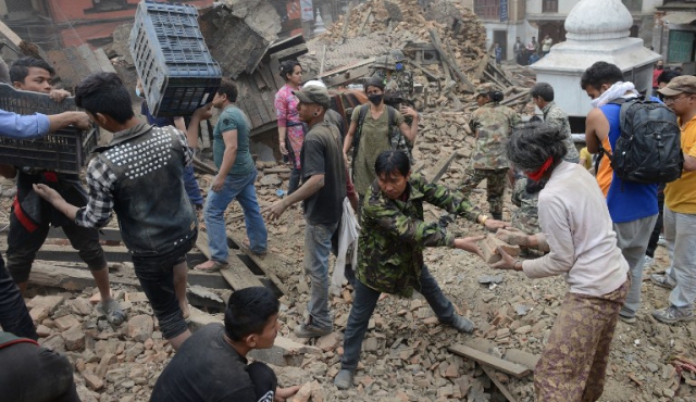 Un terremoto deja más de 870 muertos en Nepal