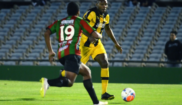 Peñarol tuvo ayudita y alcanzó la punta