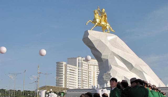 Presidente de Turkmenistán se hace un autohomenaje con estatua de oro