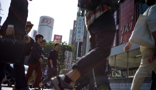 Japón, país de los adictos al trabajo, limita el pago de horas extra
