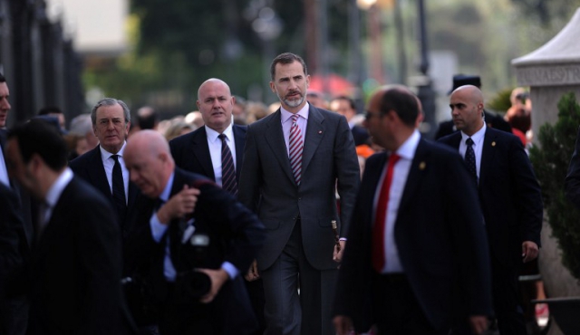 Felipe da un golpe de timón para rescatar a la monarquía española