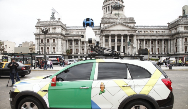 Auto de Google Street View choca en Montevideo