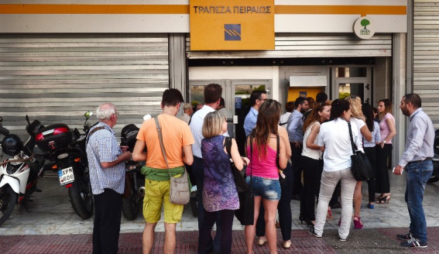 Primer día de corralito en Grecia, previo al posible default