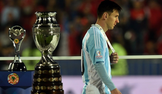 Maradona “pide que dejen de romper las pelotas con mimar a Messi”