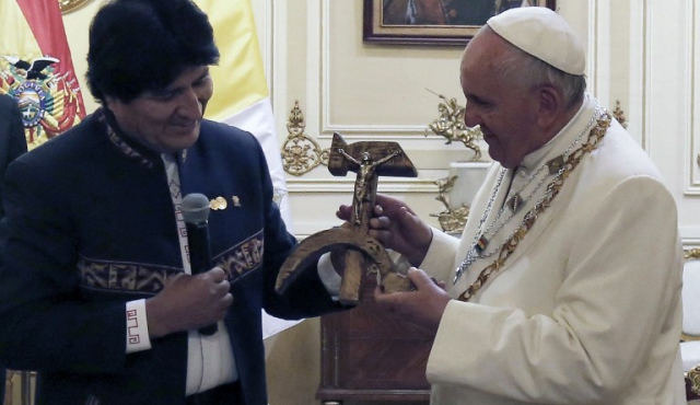 ¿Por qué el extraño regalo de Evo al papa?