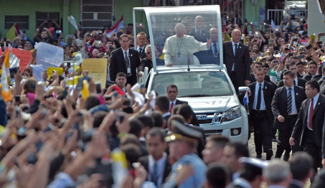 El papa ofició misa ante un millón de fieles en santuario de Paraguay