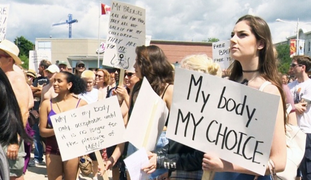 Manifestación en Canadá por el derecho a hacer topless