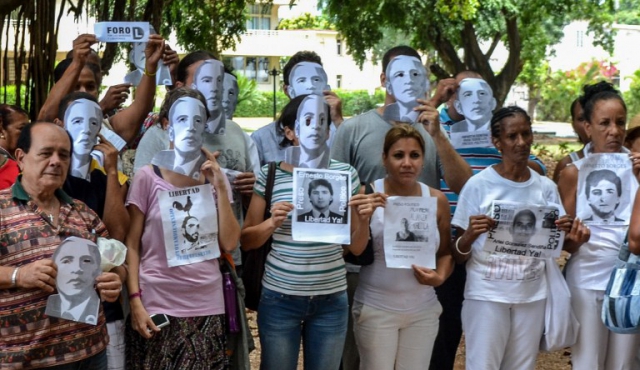 Arrestan a 90 opositores cubanos que protestaban con máscaras de Obama​