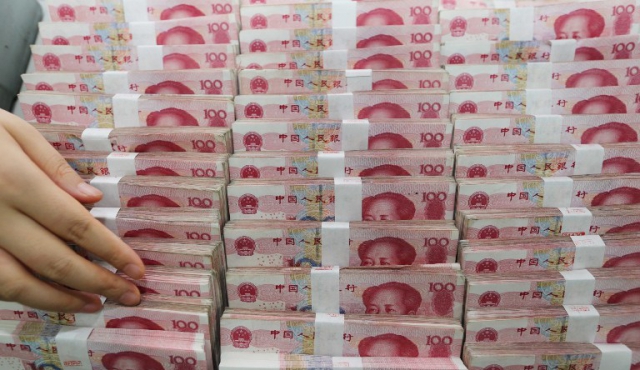 China baja cotización de referencia del yuan a su nivel más bajo en 5 años