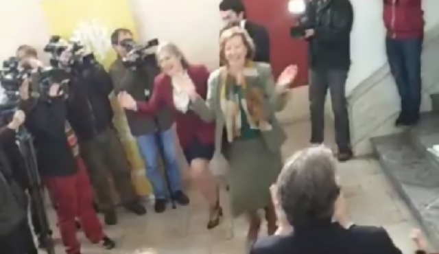 Ministra Muñoz bailó en la Biblioteca Nacional