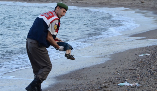 La foto de un niño ahogado conmueve a Europa e ilustra drama de los migrantes
